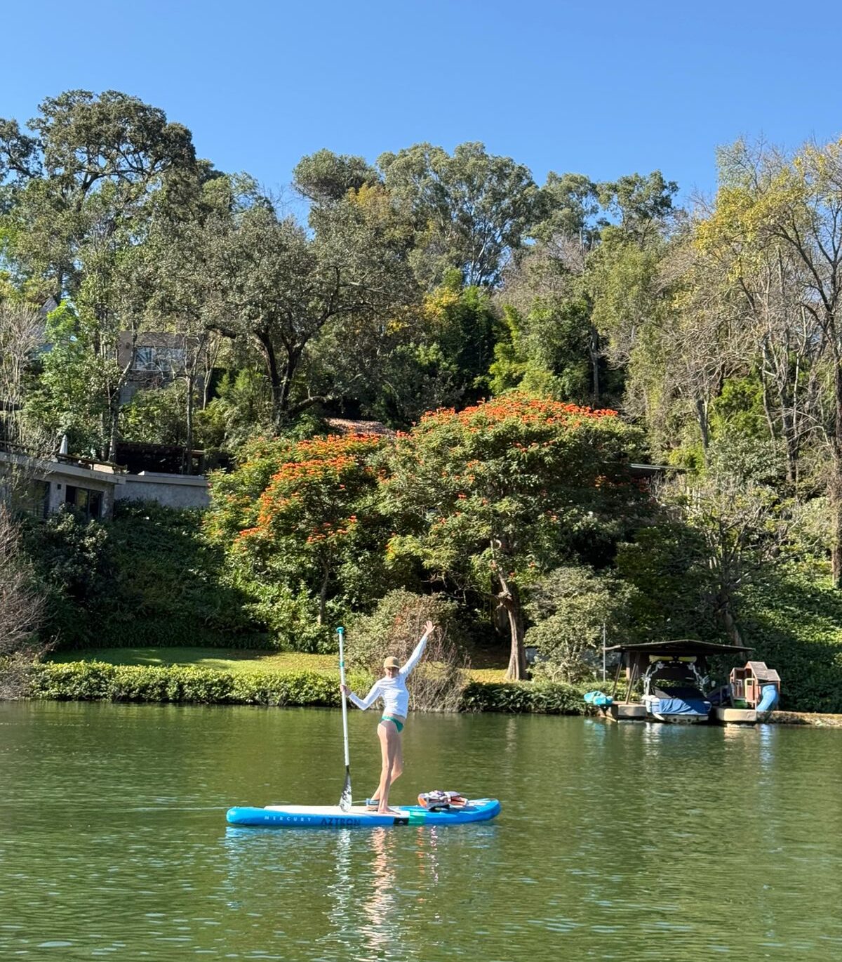 Aventura ligera y equilibrio en el stand up paddle por el lago de Valle de Bravo