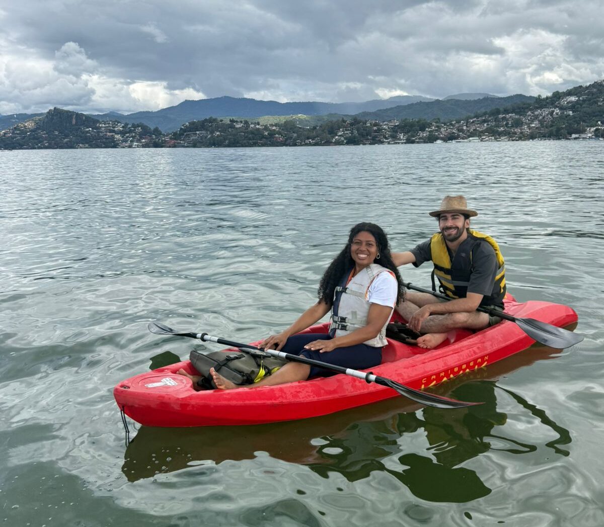Explora el lago de Valle de Bravo en kayak y disfruta de una experiencia tranquila y natural con Viajes Bravo