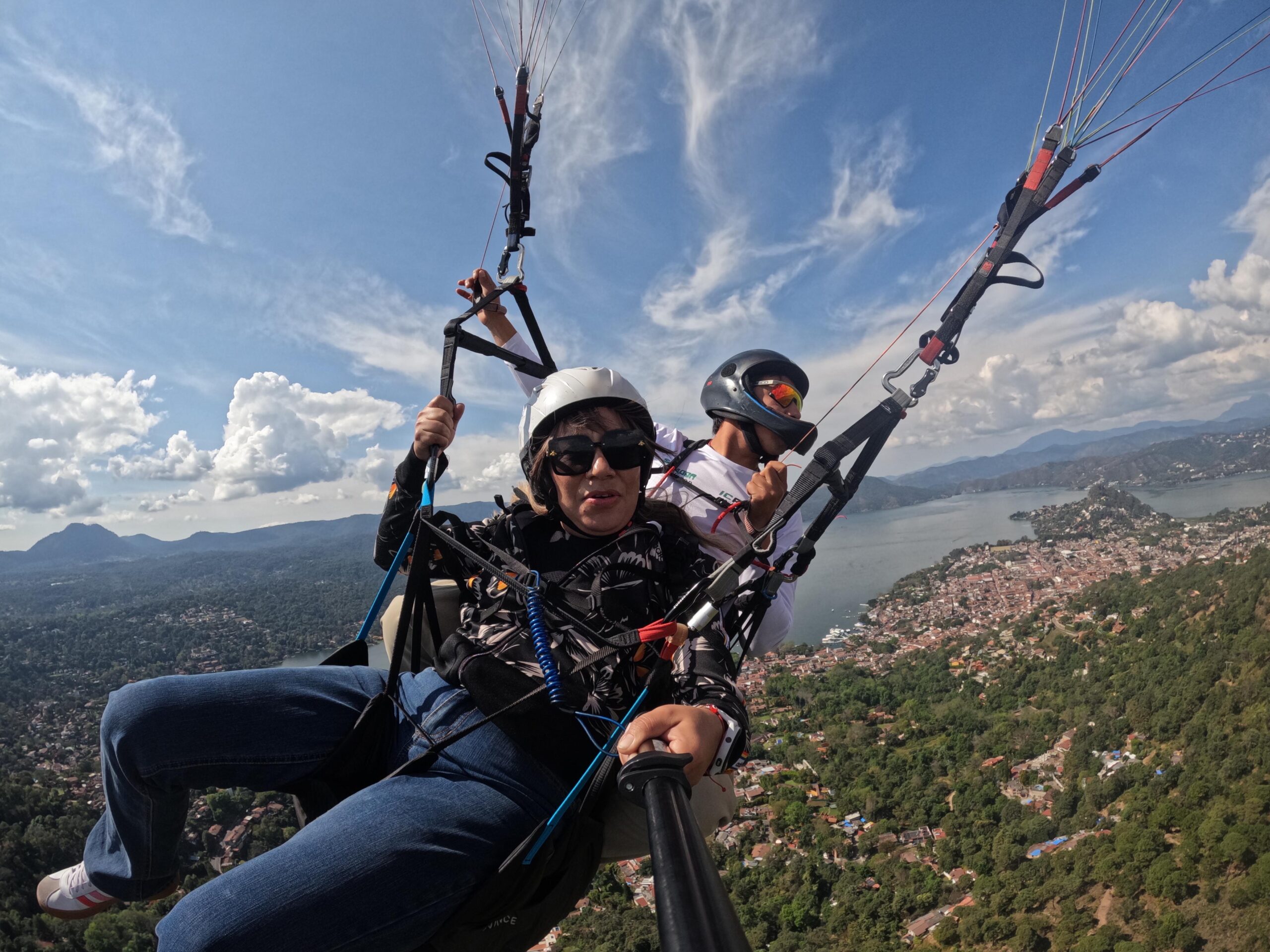 Explora la magia de Valle de Bravo desde el cielo con Viajes Bravo